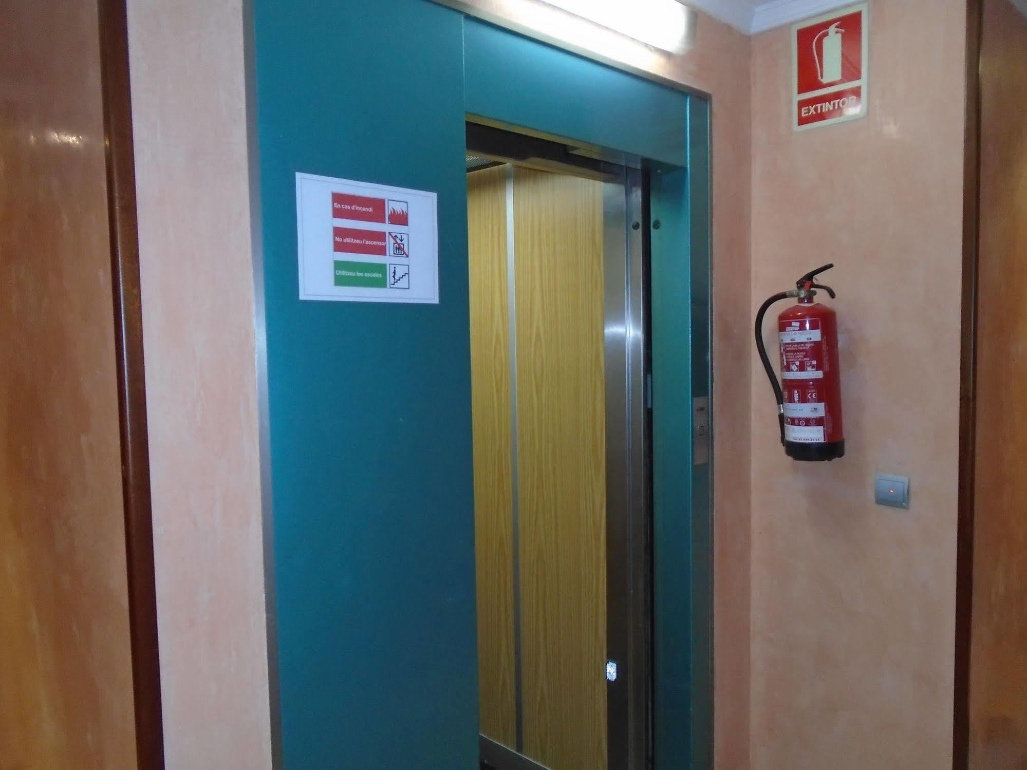 Hostal Fonda Galicia Cardedeu Exterior photo